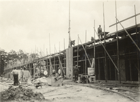 600352 Afbeelding van de werkzaamheden tijdens de bouw van een materieelloods op het terrein van de Kromhoutkazerne ...